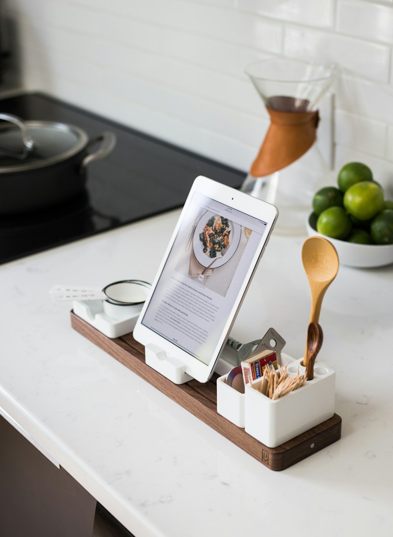Čtení receptů a nutričních tipů z ebooku Doba zrychlená: Klíč ke stravě na tabletu v kuchyni